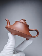 Load image into Gallery viewer, Fully Handmade Dicaoqing Yunlu Yixing Teapot by Xu Weimin 全手工徐卫民底槽清云炉 190ml
