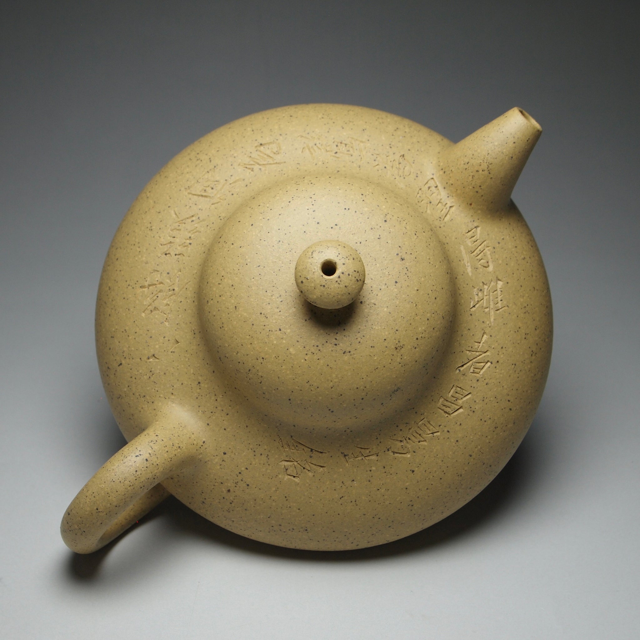 Benshan Lüni Hehuan Yixing Teapot with Carvings 本山绿泥合欢