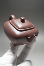 Load image into Gallery viewer, Lao Zini Wugou Square Yixing Teapot 老紫泥无垢 190ml

