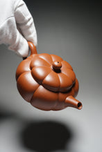 Load image into Gallery viewer, Fully Handmade Hongpilong Jingwen Plum Blossom Yixing Teapot by Gu Shuyun 全手工顾淑云红皮龙筋纹梅花居士 200ml
