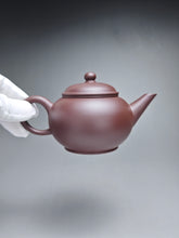 Load image into Gallery viewer, Lao Zini Shuiping Yixing Teapot 老紫泥水平 200ml
