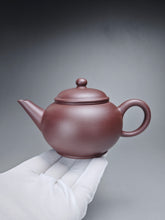 Load image into Gallery viewer, Lao Zini Shuiping Yixing Teapot 老紫泥水平 200ml
