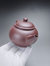 Load image into Gallery viewer, Lao Zini Shuiping Yixing Teapot 老紫泥水平 200ml
