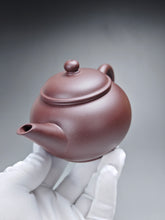 Load image into Gallery viewer, Lao Zini Shuiping Yixing Teapot 老紫泥水平 200ml
