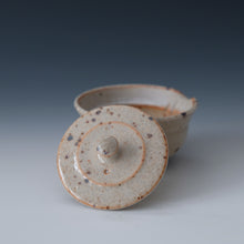 Load image into Gallery viewer, shino shiboridashi for gonfu cha by Inge Nielsen.
