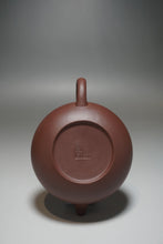 Load image into Gallery viewer, Lao Zini Bianfu Yixing Teapot 老紫泥扁腹 210ml
