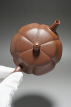 Load image into Gallery viewer, Fully Handmade Zini Jinwen Yixing Teapot by Hu Manshan 全手工胡漫山紫泥筋纹器梅花居士 210ml

