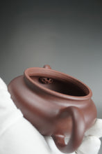 Load image into Gallery viewer, Lao Zini Bianfu Yixing Teapot 老紫泥扁腹 210ml
