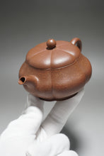 Load image into Gallery viewer, Fully Handmade Zini Jinwen Yixing Teapot by Hu Manshan 全手工胡漫山紫泥筋纹器梅花居士 210ml
