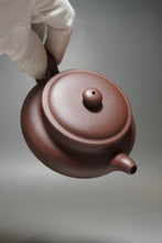 Load image into Gallery viewer, Lao Zini Bianfu Yixing Teapot 老紫泥扁腹 210ml
