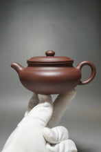 Load image into Gallery viewer, Lao Zini Bianfu Yixing Teapot 老紫泥扁腹 210ml
