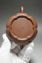 Load image into Gallery viewer, Fully Handmade Zini Jinwen Yixing Teapot by Hu Manshan 全手工胡漫山紫泥筋纹器梅花居士 210ml
