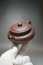 Load image into Gallery viewer, Lao Zini Bianfu Yixing Teapot 老紫泥扁腹 210ml
