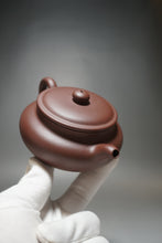 Load image into Gallery viewer, Lao Zini Bianfu Yixing Teapot 老紫泥扁腹 210ml
