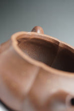 Load image into Gallery viewer, Fully Handmade Zini Jinwen Yixing Teapot by Hu Manshan 全手工胡漫山紫泥筋纹器梅花居士 210ml
