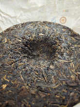 Load image into Gallery viewer, 2011 Spring Keyixing GUAFENGZHAI YIWU Raw Pu&#39;er Tea Cake 可以兴刮风寨生普洱茶
