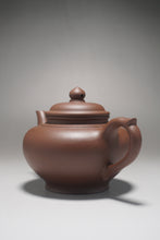 Load image into Gallery viewer, Lao Zini Xiaoying Yixing Teapot 老紫泥笑婴 220ml
