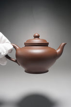 Load image into Gallery viewer, Lao Zini Xiaoying Yixing Teapot 老紫泥笑婴 220ml
