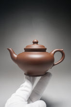 Load image into Gallery viewer, Lao Zini Xiaoying Yixing Teapot 老紫泥笑婴 220ml
