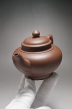 Load image into Gallery viewer, Lao Zini Xiaoying Yixing Teapot 老紫泥笑婴 220ml
