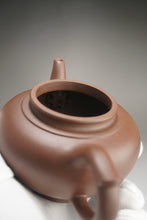 Load image into Gallery viewer, Lao Zini Xiaoying Yixing Teapot 老紫泥笑婴 220ml
