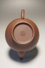 Load image into Gallery viewer, Lao Zini Xiaoying Yixing Teapot 老紫泥笑婴 220ml
