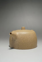 Load image into Gallery viewer, Lipini Jinglan Yixing Teapot 梨皮段泥井栏 220ml

