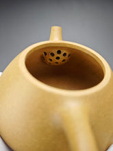 Load image into Gallery viewer, Huangjin Duan Pinggai Shipiao Yixing Teapot 黄金段平盖石瓢 220ml
