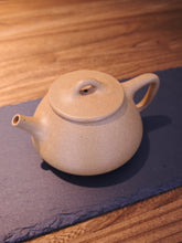 Load image into Gallery viewer, Huangjin Duan Pinggai Shipiao Yixing Teapot 黄金段平盖石瓢 220ml
