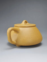 Load image into Gallery viewer, Huangjin Duan Pinggai Shipiao Yixing Teapot 黄金段平盖石瓢 220ml
