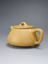 Load image into Gallery viewer, Huangjin Duan Pinggai Shipiao Yixing Teapot 黄金段平盖石瓢 220ml
