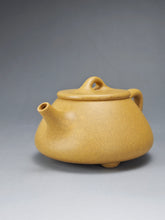 Load image into Gallery viewer, Huangjin Duan Pinggai Shipiao Yixing Teapot 黄金段平盖石瓢 220ml
