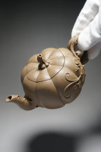 Load image into Gallery viewer, Fully Handmade Lao Duanni Pumpkin Yixing Teapot by Fan Aijuan 全手工老段泥南瓜壶 (范爱娟制) 230ml
