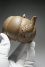 Load image into Gallery viewer, Fully Handmade Lao Duanni Pumpkin Yixing Teapot by Fan Aijuan 全手工老段泥南瓜壶 (范爱娟制) 230ml
