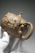 Load image into Gallery viewer, Fully Handmade Lao Duanni Pumpkin Yixing Teapot by Fan Aijuan 全手工老段泥南瓜壶 (范爱娟制) 230ml
