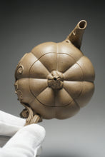 Load image into Gallery viewer, Fully Handmade Lao Duanni Pumpkin Yixing Teapot by Fan Aijuan 全手工老段泥南瓜壶 (范爱娟制) 230ml
