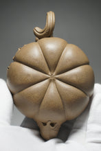 Load image into Gallery viewer, Fully Handmade Lao Duanni Pumpkin Yixing Teapot by Fan Aijuan 全手工老段泥南瓜壶 (范爱娟制) 230ml

