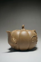 Load image into Gallery viewer, Fully Handmade Lao Duanni Pumpkin Yixing Teapot by Fan Aijuan 全手工老段泥南瓜壶 (范爱娟制) 230ml
