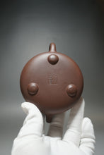 Load image into Gallery viewer, Dicaoqing Shipiao Yixing Teapot 底槽青平盖石瓢 235ml

