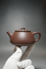 Load image into Gallery viewer, Dicaoqing Shipiao Yixing Teapot 底槽青平盖石瓢 235ml

