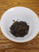 Load image into Gallery viewer, 2011 Spring Keyixing GUAFENGZHAI YIWU Raw Pu&#39;er Tea Cake 可以兴刮风寨生普洱茶
