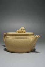 Load image into Gallery viewer, Fully Handmade Benshan Lüni Xiushi Hanwa Teapot by Hu Manshan 全手工胡漫山本山绿泥绣狮汉瓦 250ml

