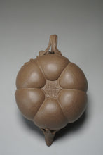 Load image into Gallery viewer, Fully Handmade Lao Duanni Pumpkin Yixing Teapot by Fan Aijuan 全手工老段泥南瓜壶 (范爱娟制) 210ml
