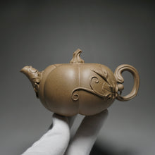 Load image into Gallery viewer, Fully Handmade Lao Duanni Pumpkin Yixing Teapot by Fan Aijuan 全手工老段泥南瓜壶 (范爱娟制) 210ml
