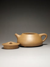 Load image into Gallery viewer, Fully Handmade Huangjin Duan Shipiao with Carving by Gu Shuyun 全手工顾淑云黄金段景舟石瓢 280ml
