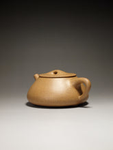 Load image into Gallery viewer, Fully Handmade Huangjin Duan Shipiao with Carving by Gu Shuyun 全手工顾淑云黄金段景舟石瓢 280ml
