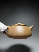 Load image into Gallery viewer, Fully Handmade Huangjin Duan Shipiao with Carving by Gu Shuyun 全手工顾淑云黄金段景舟石瓢 280ml
