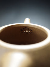 Load image into Gallery viewer, Fully Handmade Huangjin Duan Shipiao with Carving by Gu Shuyun 全手工顾淑云黄金段景舟石瓢 280ml
