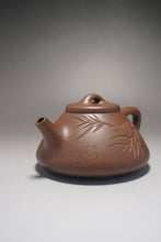 Load image into Gallery viewer, Fully Handmade Lao Zini Shipiao with Carvings Yixing Teapot 全手工徐卫民老紫泥雕刻竹鸟子冶石瓢 315ml
