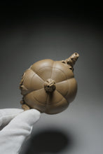 Load image into Gallery viewer, Fully Handmade Lao Duanni Pumpkin Yixing Teapot by Fan Aijuan 全手工老段泥南瓜壶 (范爱娟制) 210ml
